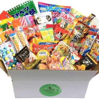 Японский набор конфет и закусок «Окаши» от Candy Ninja, состоящий из 52 штук.