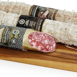 Passione Salame Trio Salumi Pasini® Подарочное блюдо Салями Кампаньоло 600 г + Салями Гран Филетто 700 г + кусочек салями Felino PGI 350 г В комплект входит разделочная доска из акации.
