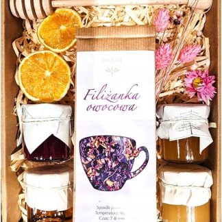 Чайный сервиз с медом, декоративная подарочная коробка с сушеными апельсинами и цветами, деревянная подставка для меда.