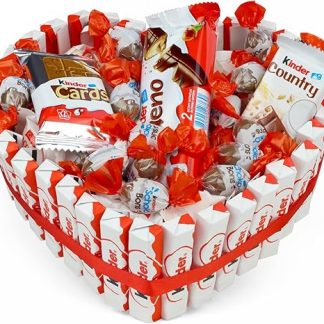 Шоколадный торт Kinder в форме сердца, наполненный конфетами Kinder Bueno, Schoko Bons, Kinder Cards, Kinder Country и Raffaello, — отличный подарок на день рождения, День Святого Николая или под елку.