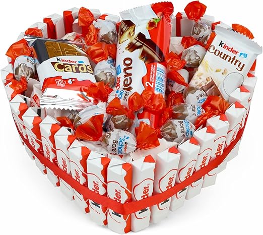 Шоколадный торт Kinder в форме сердца, наполненный конфетами Kinder Bueno, Schoko Bons, Kinder Cards, Kinder Country и Raffaello, — отличный подарок на день рождения, День Святого Николая или под елку.