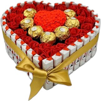 Торт в форме сердца из конфет Ferrero Rocher и Kinder, красные розы, золотая лента. Подарок на день рождения или День святого Валентина.