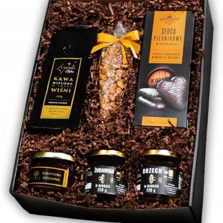 Элегантная подарочная корзина: вишневый кофе, джем, виски, имбирные пряники.
