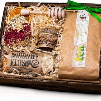 Пасхальная подарочная корзина. Пасхальный подарок: сладости, чай, мед.