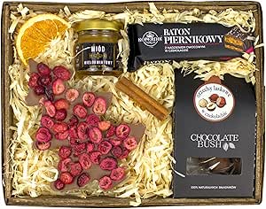 Рождественский подарочный набор с орехами, медом, шоколадом и фруктами.